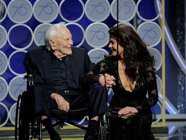 Kirk Douglas junto a Catherine Zeta-Jones en los Globos de Oro 2018./cordon press.