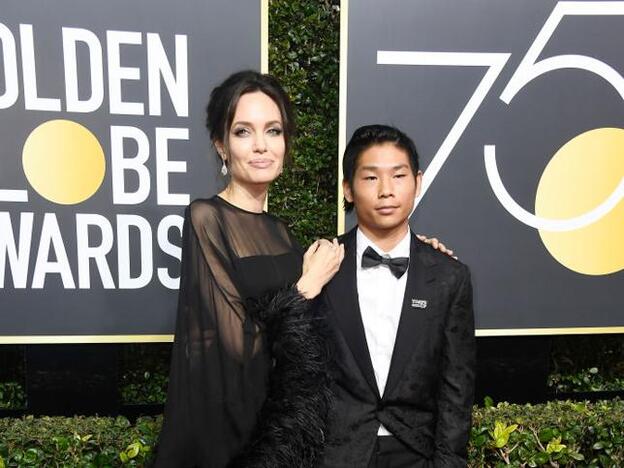 Angelina Jolie junto a su hijo Pax Thien Jolie-Pitt en los Globos de Oro 2018