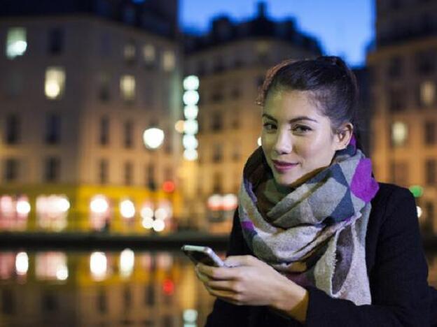 Chica en la ciudad con móvil/gtres