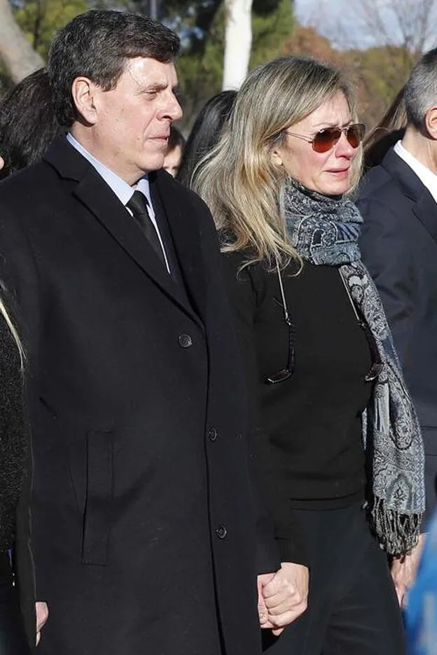 Los padres de Diana Quer durante el funeral de su hija./gtres.