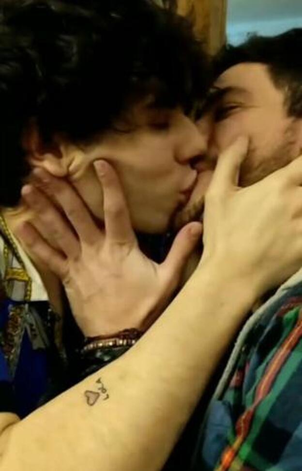 El beso de Cepeda a Javi Calvo por su cumpleaños.