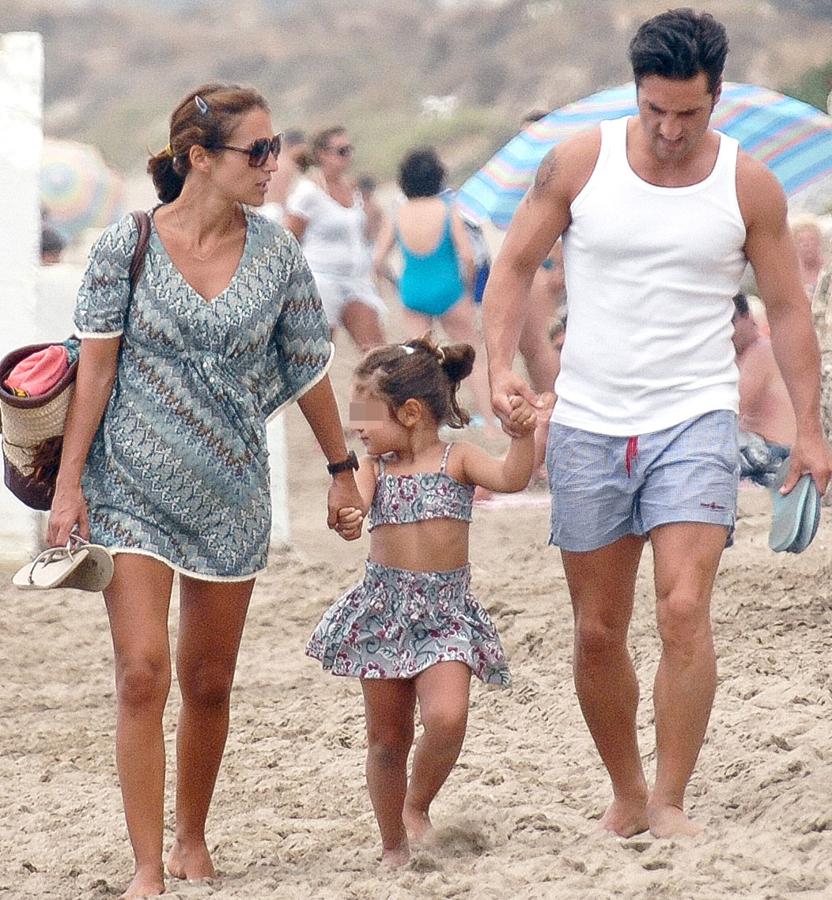 Paula y David Bustamante en la playa con Daniella.