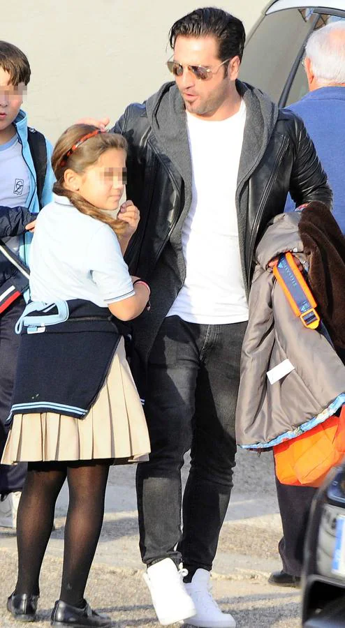 David Bustamante recogiendo a Daniella en el colegio.