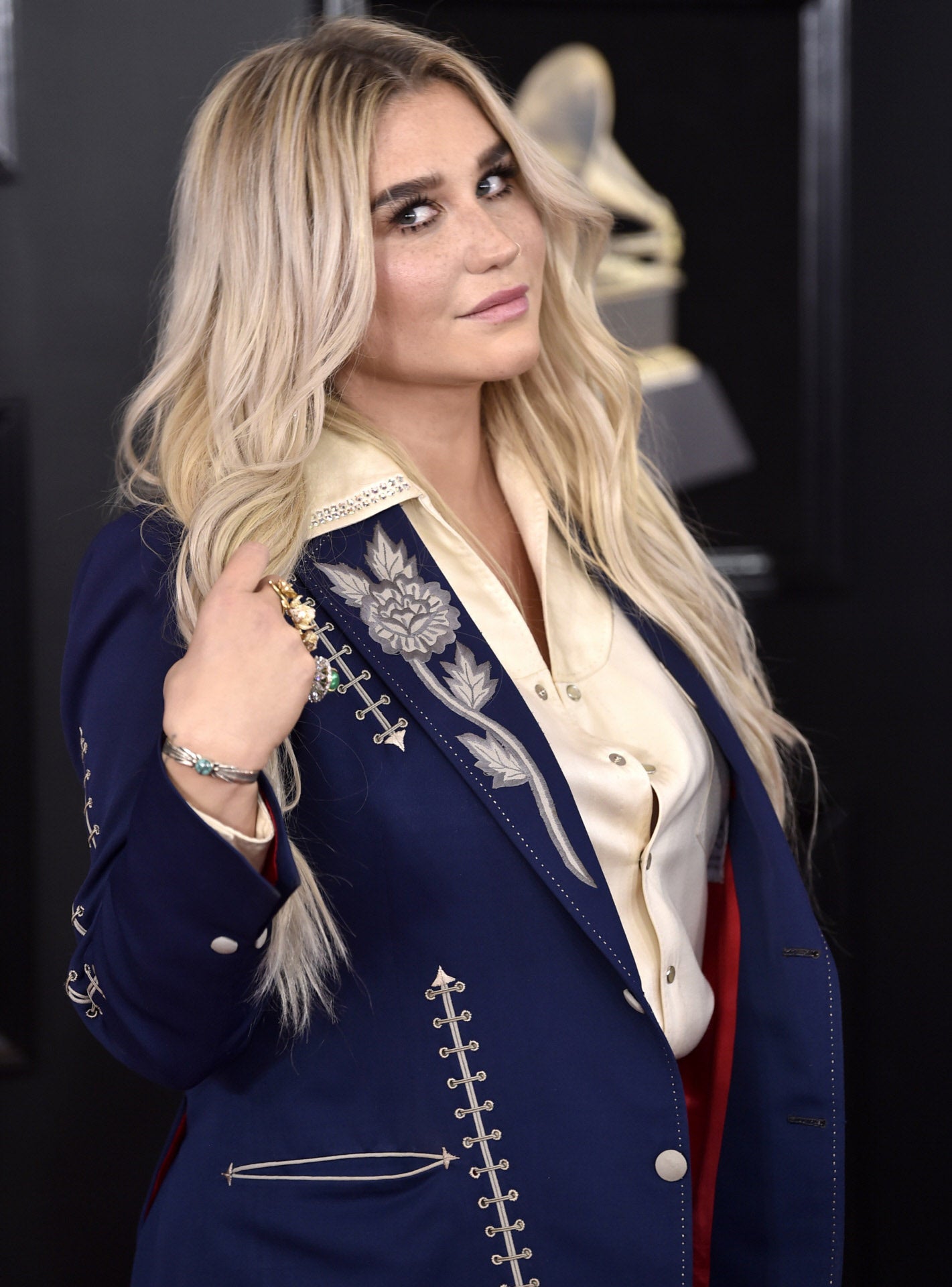 Los peinados y maquillajes de los Premios Grammy 2018: Kesha