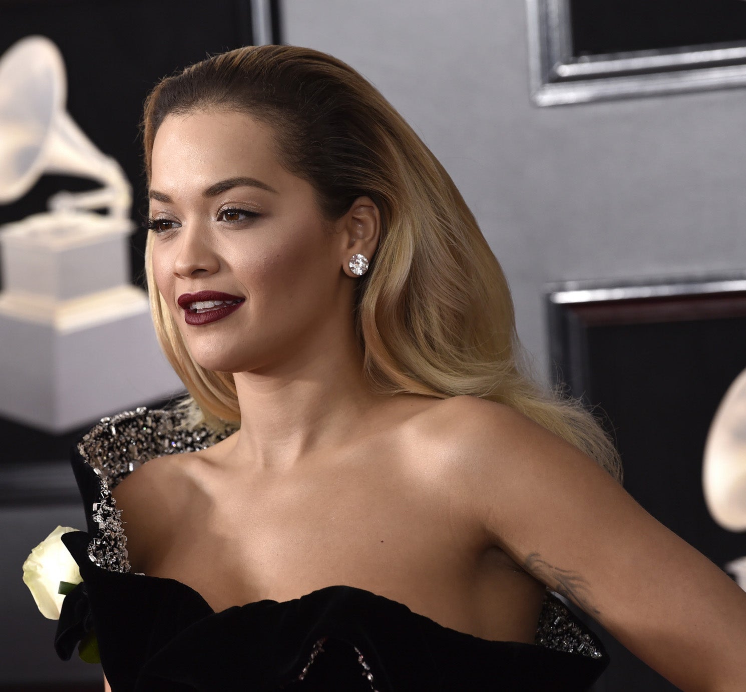 Los peinados y maquillajes de los Premios Grammy 2018: Rita Ora