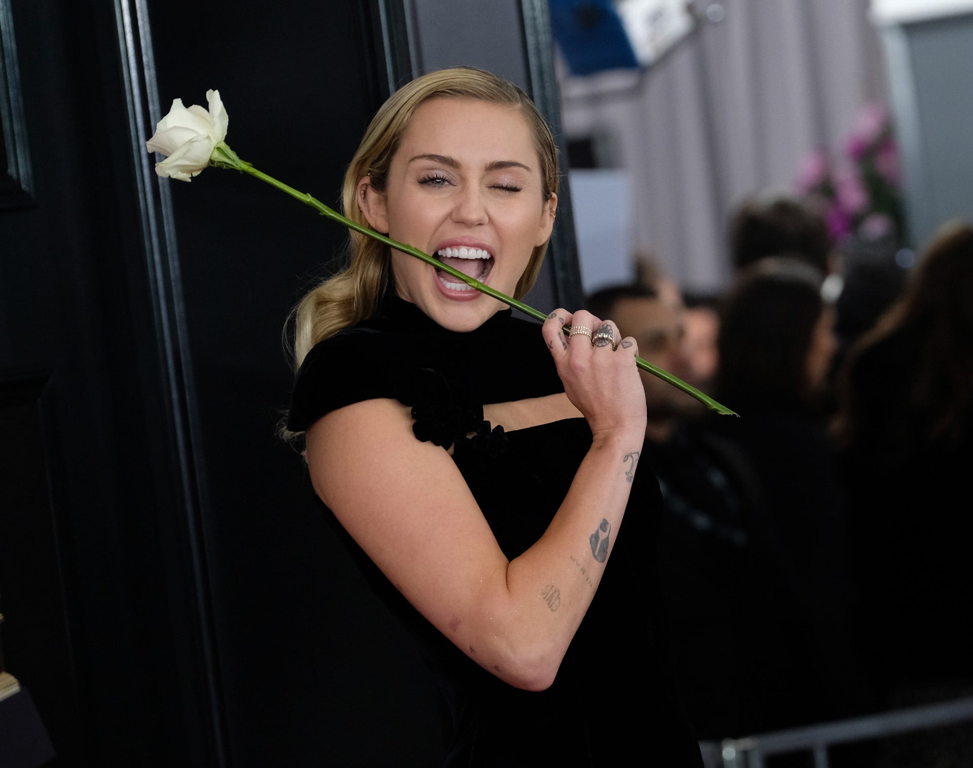 El look de Miley Cyrus en la alfombra roja de los Grammy 2018