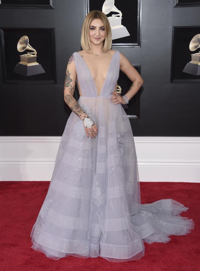 El look de Julia Michaels en la alfombra roja de los Grammy 2018