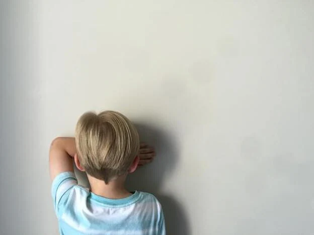 Un niño, llorando en la pared./getty