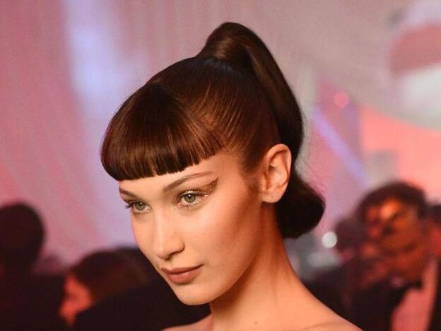 Bella Hadid, con un flequillo postizo