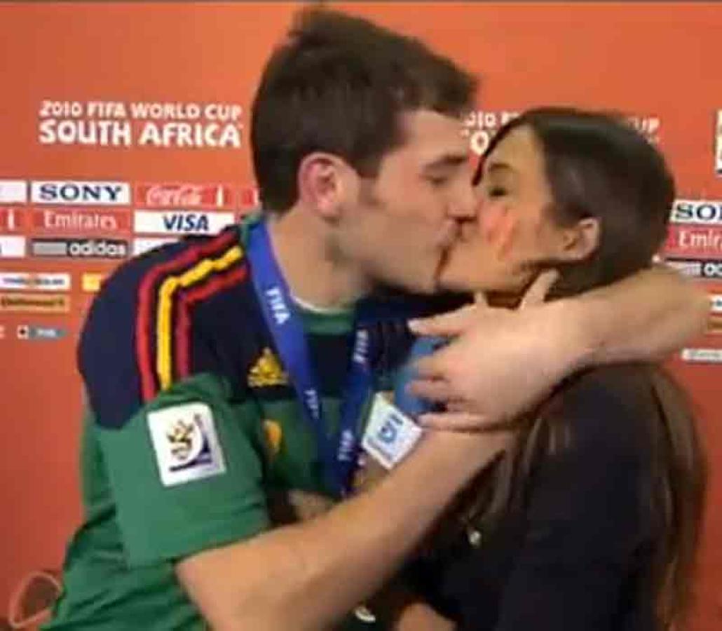 El amor de Sara Carbonero e Iker Casillas, en fotos: el beso más célebre