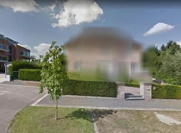 La mansión de Puigdemont en Waterloo, difuminada en Google Maps./Google Maps