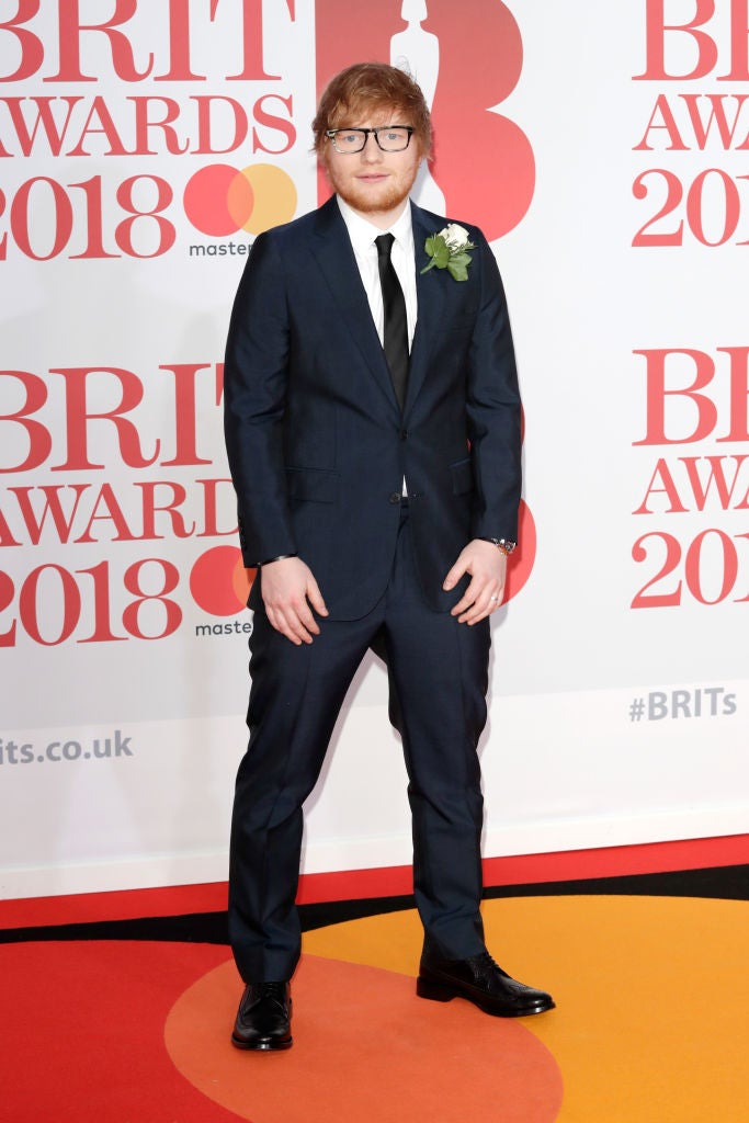 El look de Ed Sheeran en la alfombra roja de los Brit Awards 2018