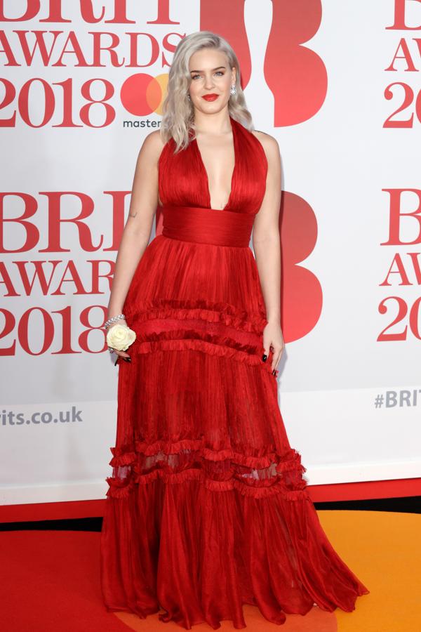 El look de Anne Marie en la alfombra roja de los Brit Awards 2018