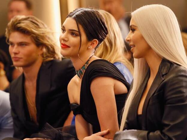 Kendall Jenner y Kim Kardashian juntas en un evento./getty