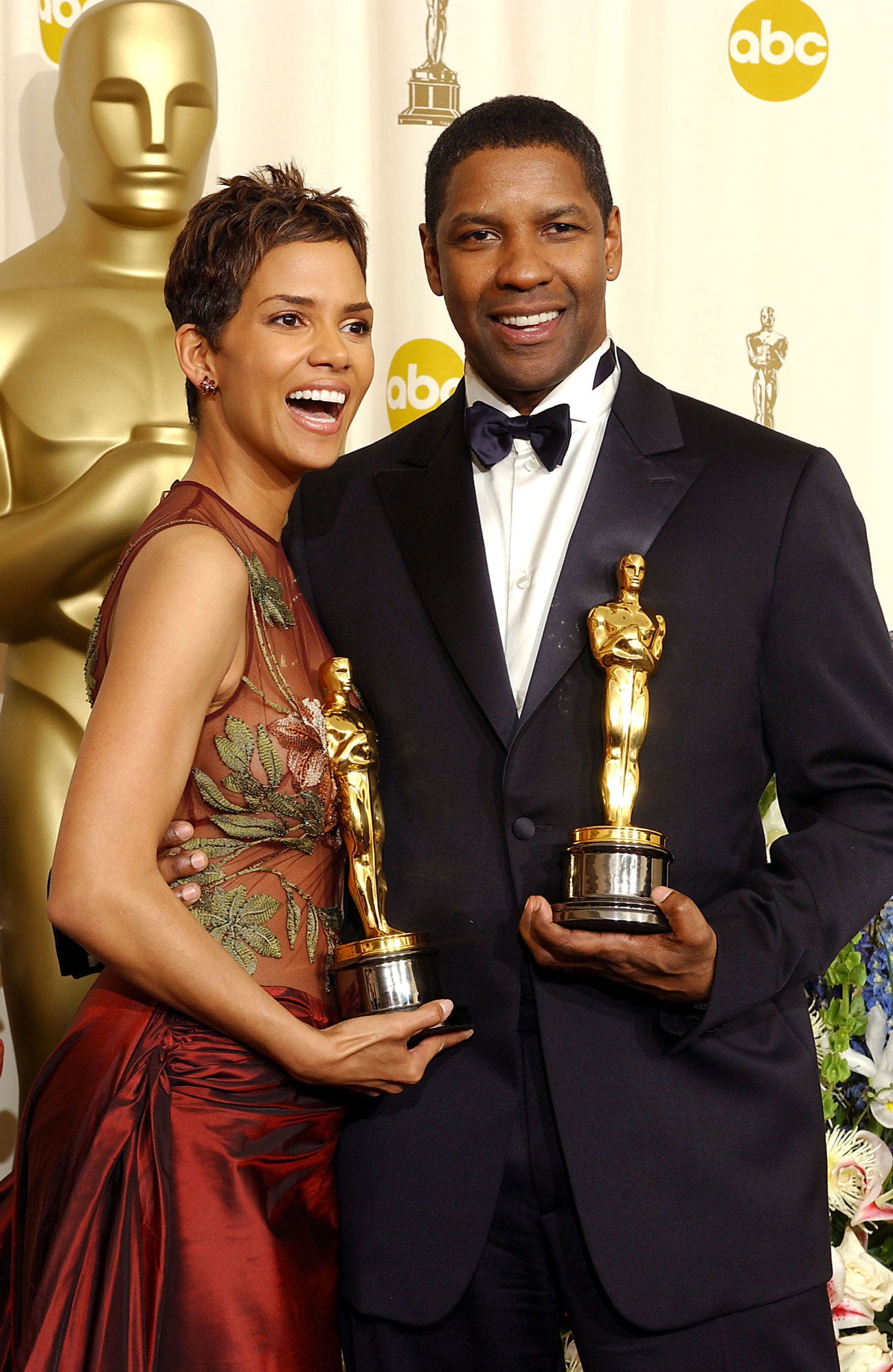 Las mejores sonrisas de la historia de los Oscar: Halle Berry y Denzel Washington