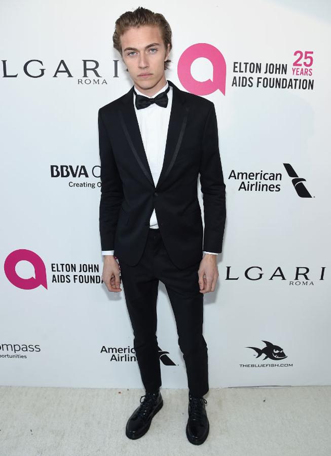 La alfombra roja de Elton John 2018: Lucky Blue