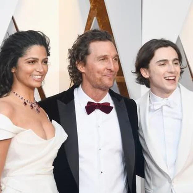 Camila Alves, Matthew McConaughey y Timothée Chalamet en los Oscar 2018.