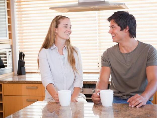 Una pareja, hablando/gtres