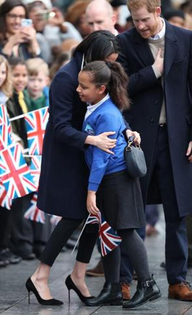 Meghan Markle abraza a Sophia durante su visita a Birmingham.