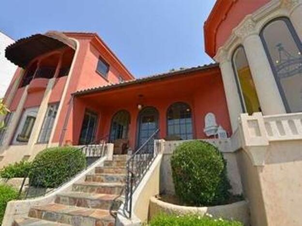 Parte exterior de la mansión que Eva Longoria ha puesto en venta.