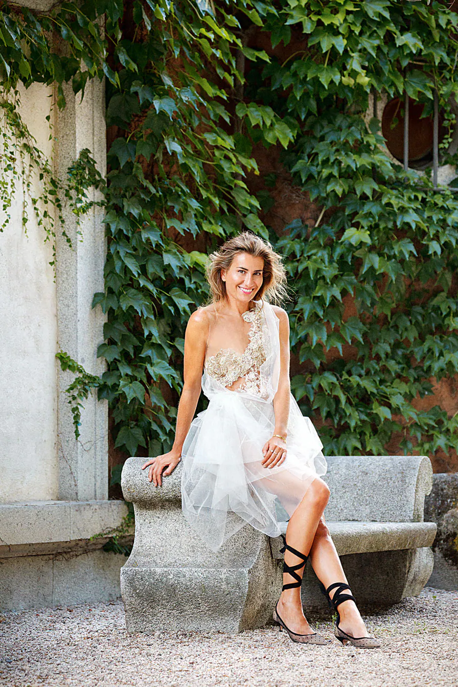 Vestido de Roberto Verino; bailarinas de tul plumeti con cintas de raso, de Dior; y anillos de Tiffany y Cartier.