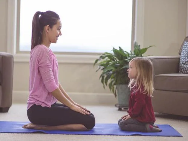 Una niña y una mujer preparadas para hacer ejercicios./getty