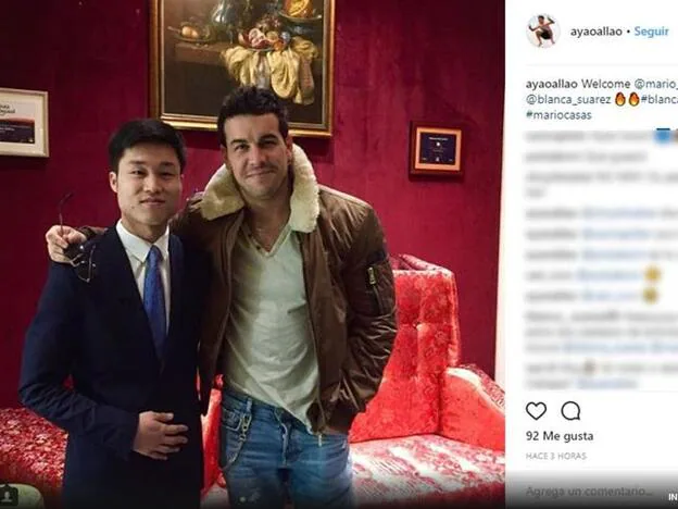 Mario Casas posando junto a un trabajador del restaurante./Instagram.