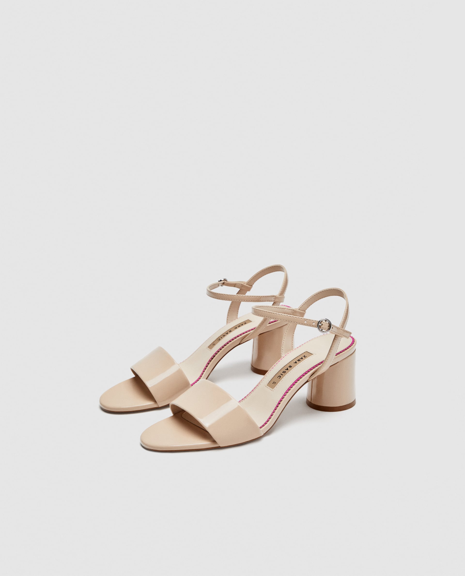 Sandalias nude con tacón cuadrado de Zara (25,95 euros)