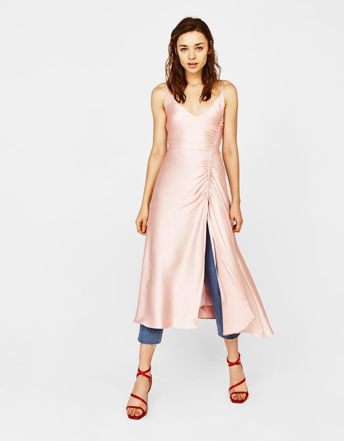 Vestido de satén rosa pastel con drapeado de Bershka (35,99 euros)