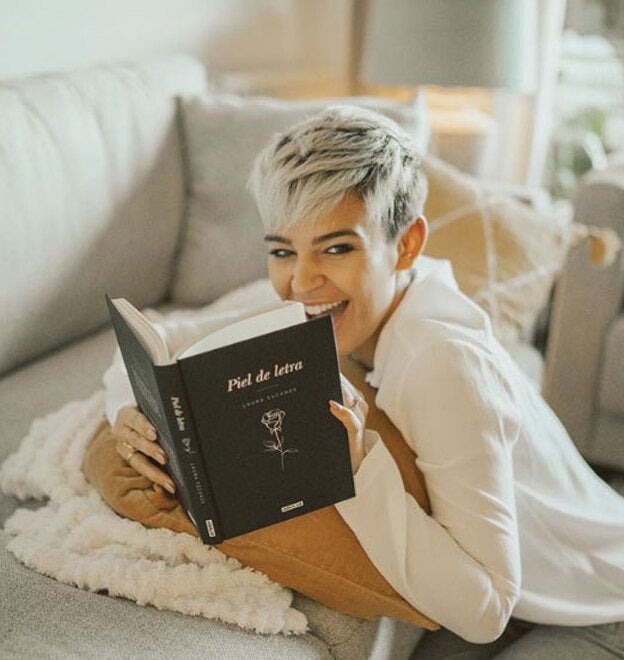 Laura Escanes posando con su libro, 'Piel de letra'./instagram