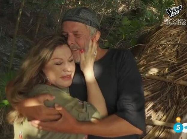 El abrazo de Francisco con su mujer, Paca, que fue a visitarle a 'Supervivientes 2018'./twitter.