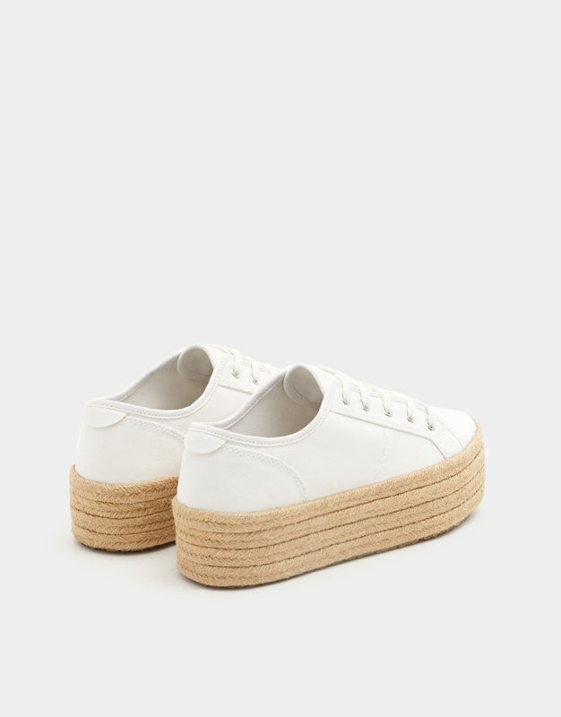 Zapatillas blancas con suela de yute de Pull & Bear