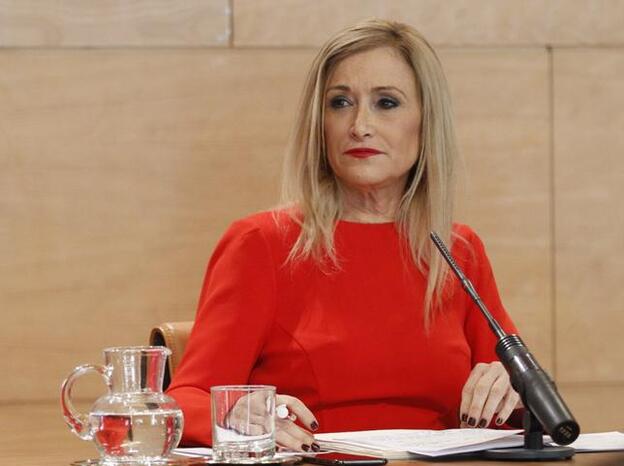 Cristina Cifuentes responde ante los medios por la publicación del polémico vídeo./gtres