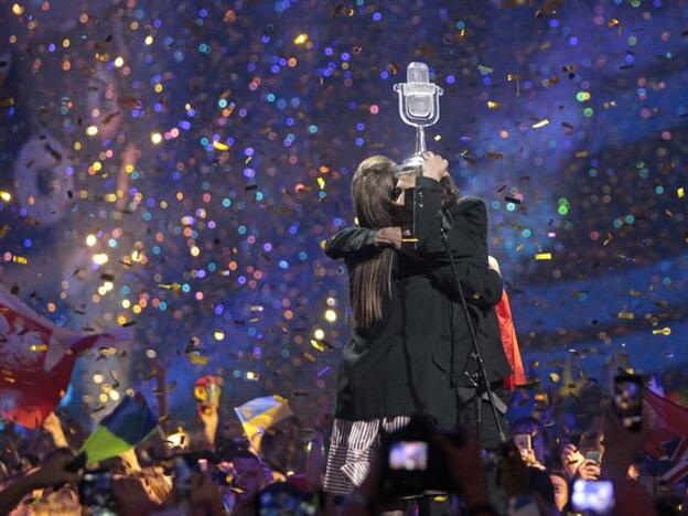 Salvador Sobral, ganador del año pasado, alzándose con la copa./gtres