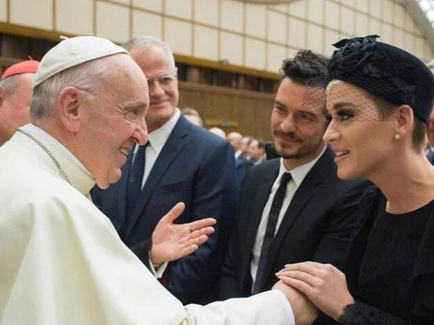 Katy Oerry saludando al Papa Francisco ante la atenta mirada de Orlando Bloom./instagram.