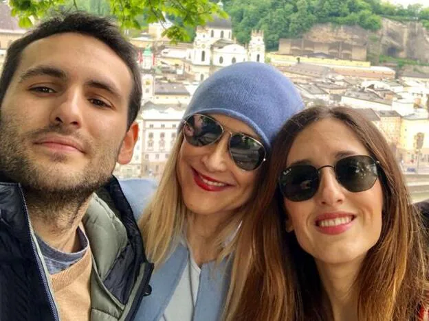 Cristina Cifuentes posa en las redes sociales con sus dos hijos en su reaparición pública./instagram.