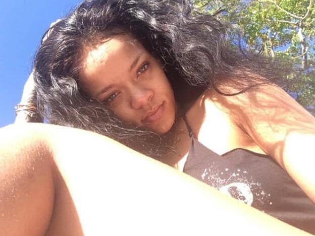 Uno de los 'selfies' con los que Rihanna ha demostrado no tener miedo a enfundarse el bikini sin haberse depilado antes.
