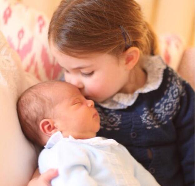 El pequeño Louis junto a su hermana Charlotte./Twitter