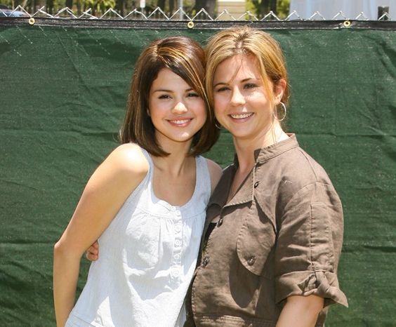 Famosas que se parecen a sus madres: Selena Gomez y Mandy Teefey