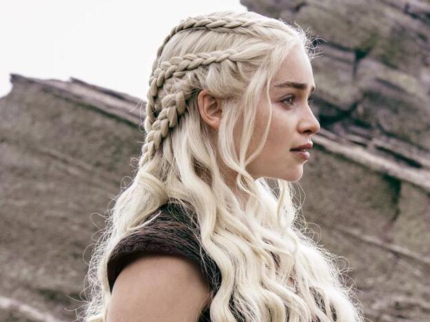 Emilia Clarke como Daeneris Targaryen, madre de dragones y Khaleesi de los dothraki, en 'Juego de Tronos', el papel que le ha dado la fama mundial.