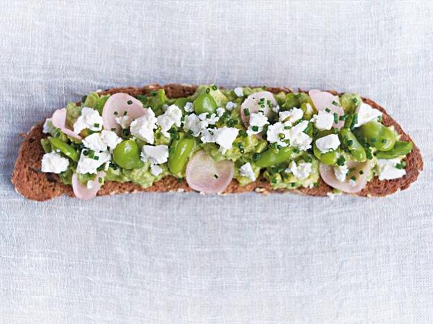 Tosta de aguacate, habas y queso feta.