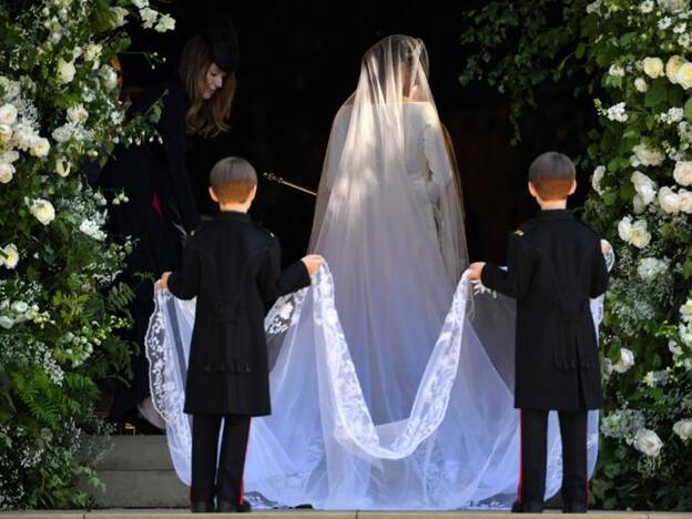 Pincha en la foto para ver los detalles del vestido de novia de Meghan Markle