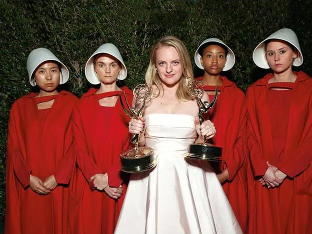 Con dos de los siete Emmys que se llevó 'The Handmaid's Tale' en 2017, incluidos el de mejor serie y mejor actriz.