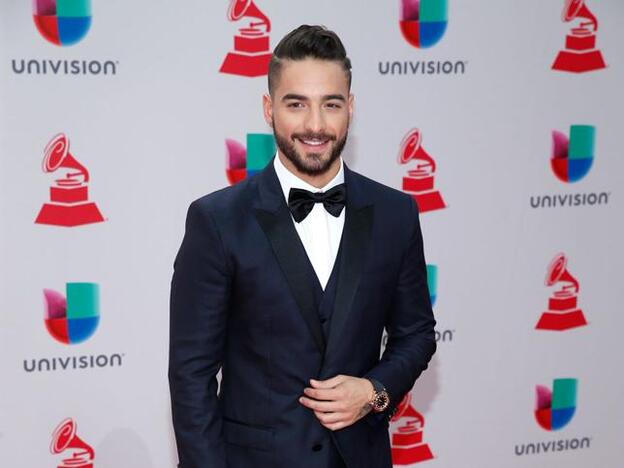 Maluma sube al escenario a su novia y ambos se funden en un beso apasionado./GTRES.