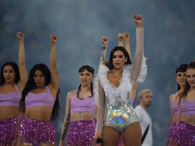 Dua Lipa, la cantante de moda que actuó en la final de la Champions