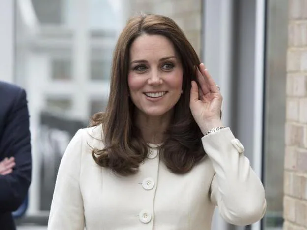 Kate Middleton sorprende, de nuevo, con un vestido 'low cost' de Zara./gtres.