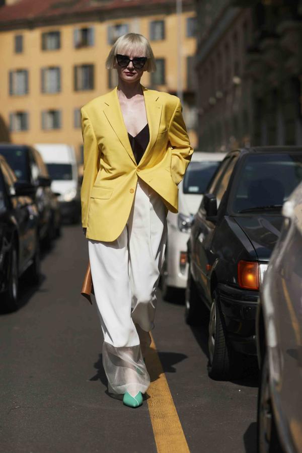 Cómo llevar una blazer según el street style.