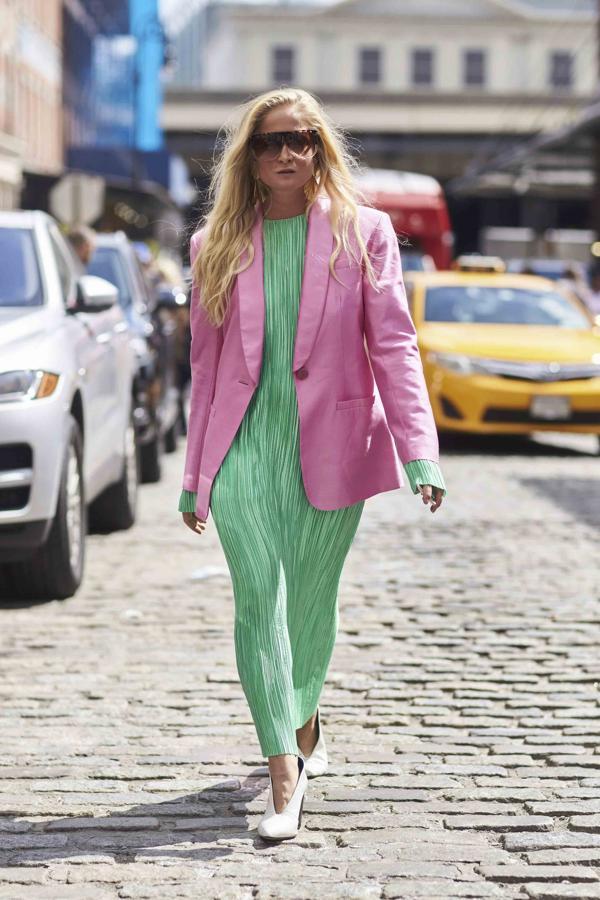 Cómo llevar una blazer según el street style.