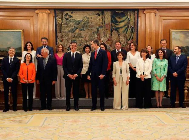 Pedro Sánchez, el Rey y los 17 ministros del nuevo gobierno./gtres.
