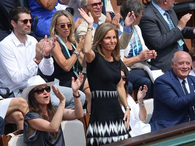 Arantxa Sánchez Vicario recibe la ovación del público de Roland Garros./gtres.